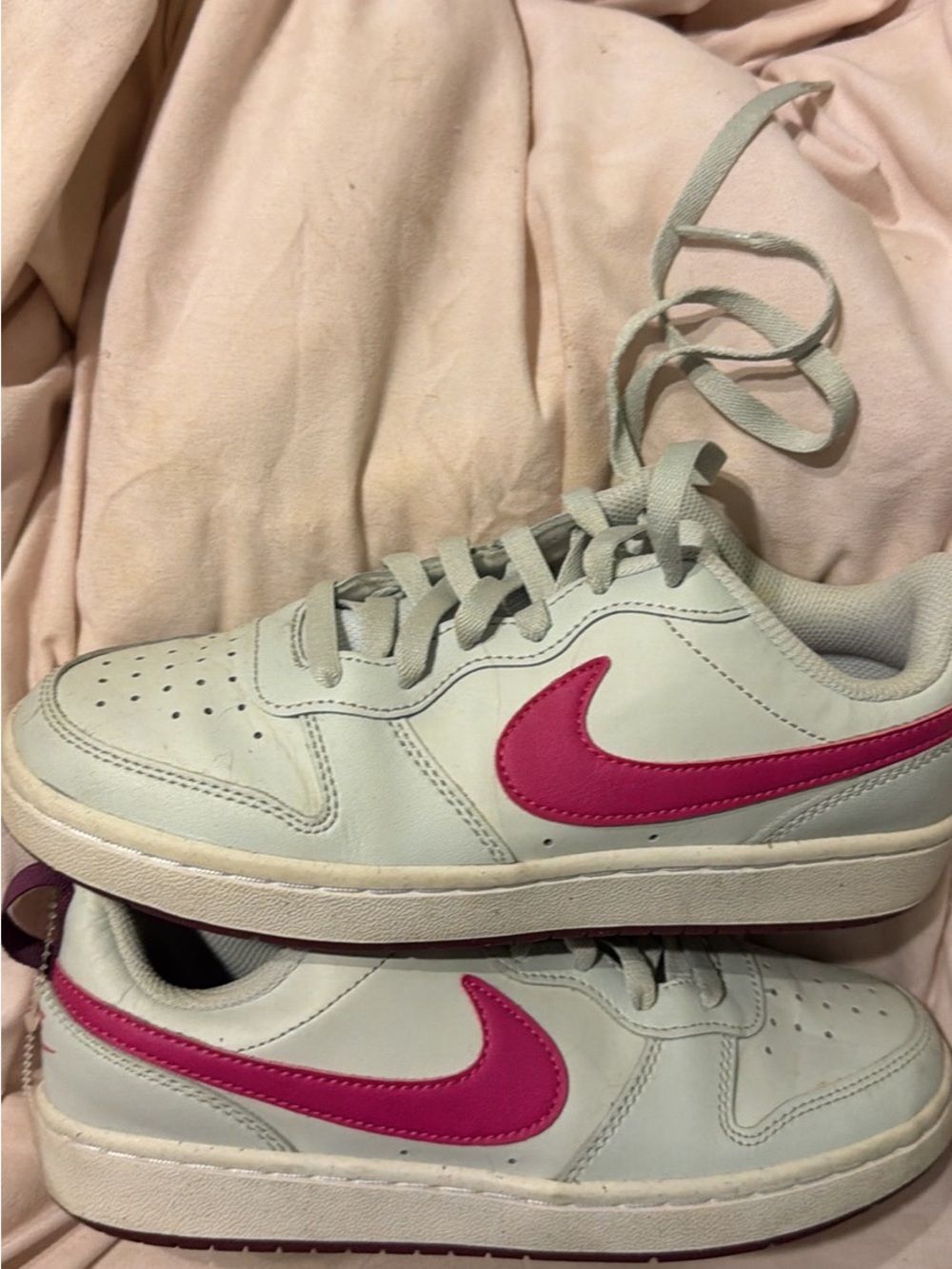 Nike Women’s Low-Top Sneakers in Light Gray with Pink Swoosh